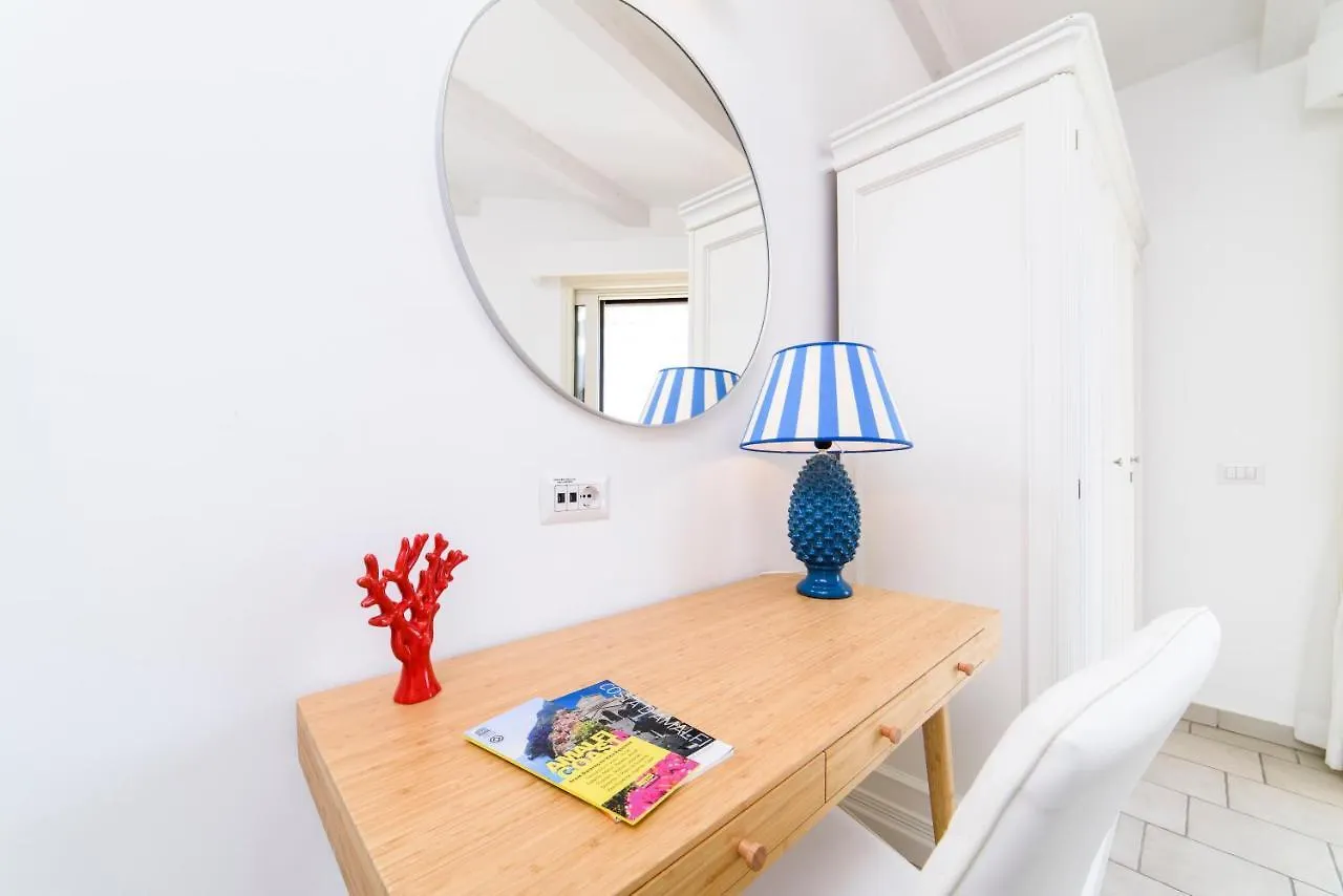 Residenza Al Pesce D'Oro Bed & Breakfast Amalfi 2*,